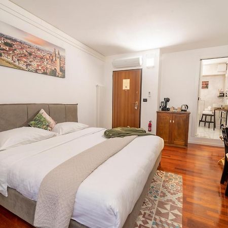 Отель Aurelia Luxury - Piazza Delle Erbe Верона Экстерьер фото