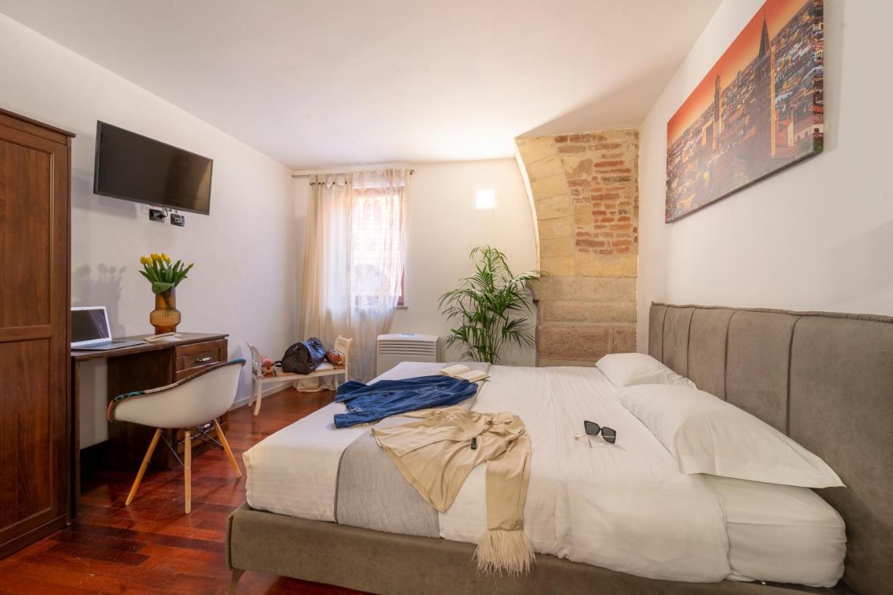 Отель Aurelia Luxury - Piazza Delle Erbe Верона Экстерьер фото